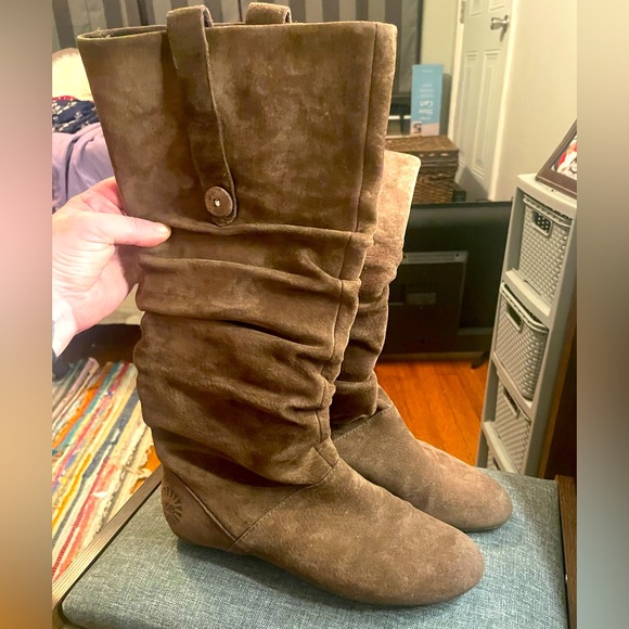 🚨. 🌼UGG Perforated Slouchy Suede Boots.🌼 - Picture 1 of 6